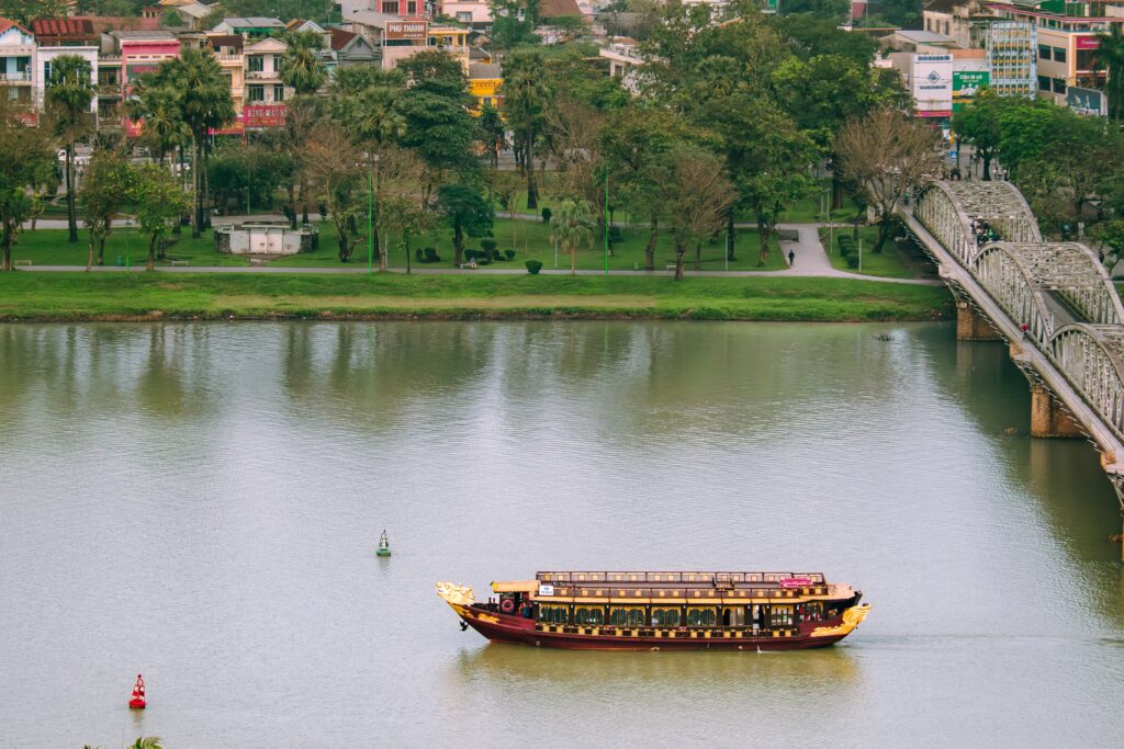 Ngự Thuyền Hueritage xuôi dòng sông Hương tại Huế